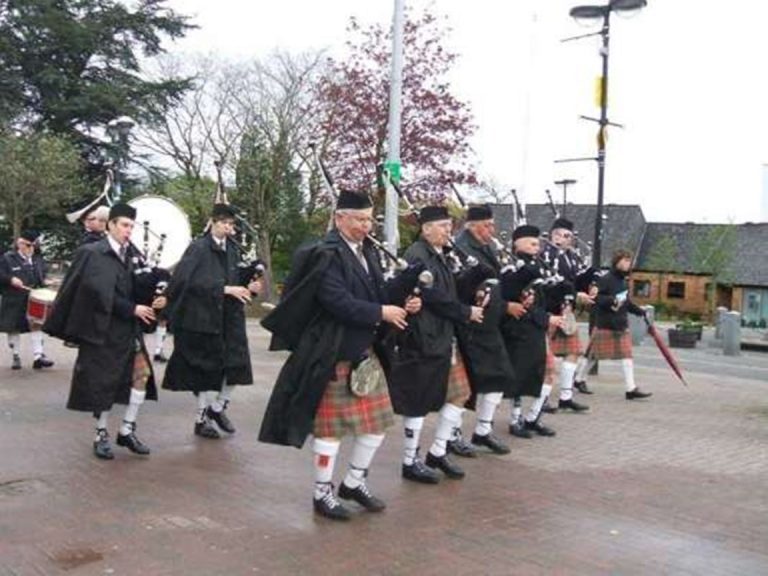 Sightseeing and events to look at when visiting Glasgow - Milngavie Pipe Band