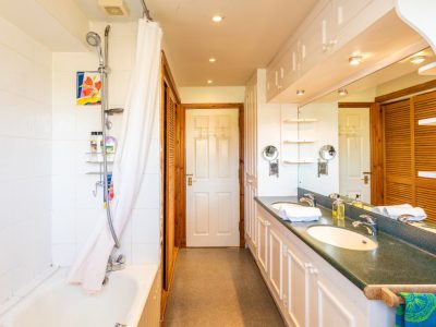 facilities in thelarge holiday villa in glasgow large double bathroom