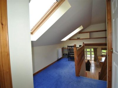 Large holiday villa in Glasgow neighborhood equipped with extra space for youngsters to play un the upper floor landing area